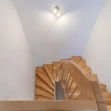 200m² Mit 6 Schlafzimmer Apartment *