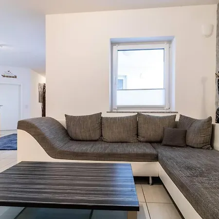 200m² Mit 6 Schlafzimmer Apartment *