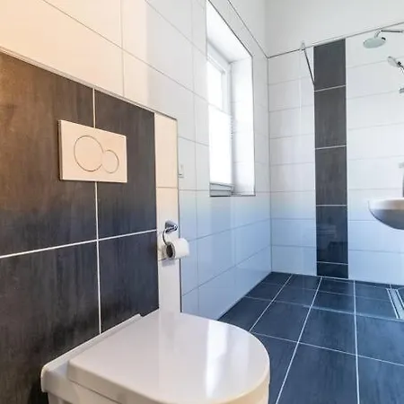 200m² Mit 6 Schlafzimmer Apartment *