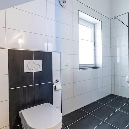 200m² Mit 6 Schlafzimmer Apartment *