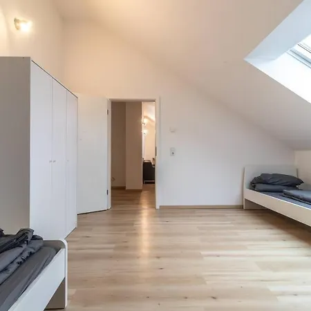 200m² Mit 6 Schlafzimmer Apartment *