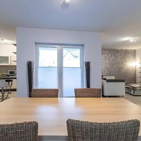 200m² Mit 6 Schlafzimmer Apartment *