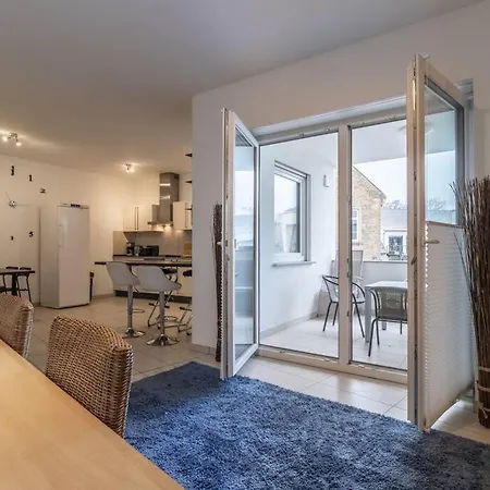 200m² Mit 6 Schlafzimmer Апартаменты *